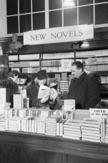Book_Department_at_Selfridge's_deartment_store_in_London_during_1942._D6590